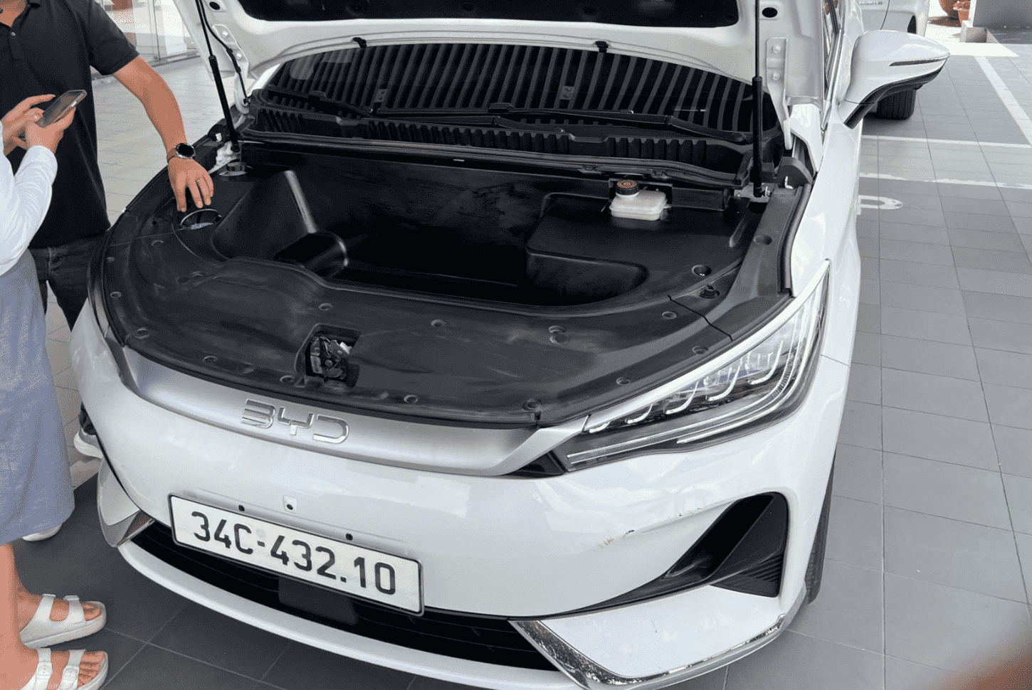 Xevaban.com ở 214 Giải Phóng là đơn vị chuyên cung cấp phụ kiện oto, đồ chơi oto, đồ chơi M6, phụ kiện M6, xevaban, 214 giải phóng, cốp trước byd m6, hộp cốp trước byd m6, độ cốp trước byd m6, hộp để đồ cốp trước byd m6.